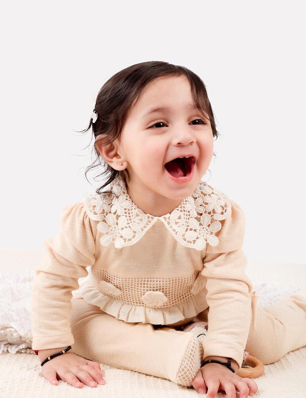 DAISY ONESIE WITH FLORAL APPLIQUE